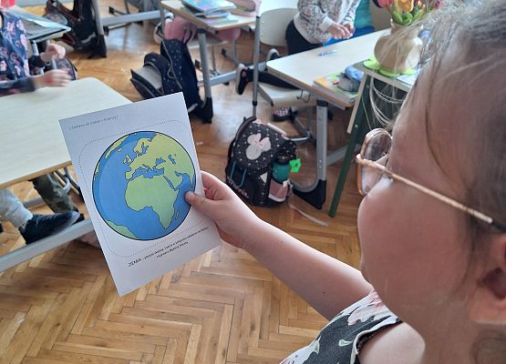 uczennica trzyma kartę z obrazkiem