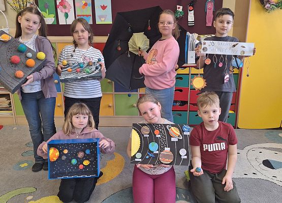 uczniowie prezentują wykonane prace plastyczne