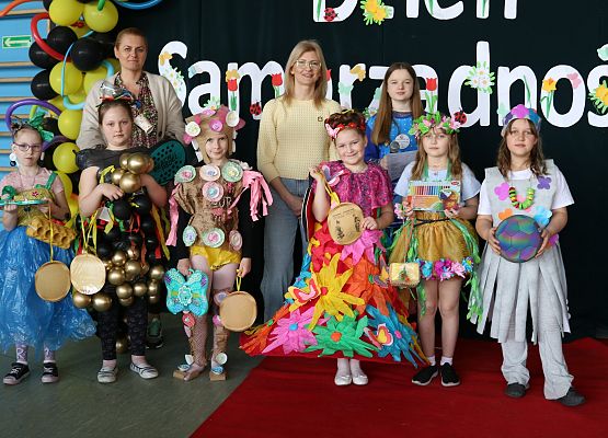 zdjęcie grupowe nagrodzonych uczniów wraz z komisją konkursową