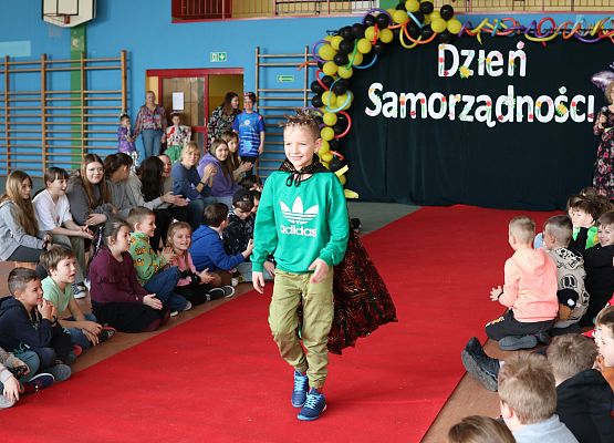 uczeń na czerwonym dywanie prezentuje swój strój