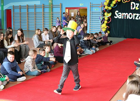 uczeń na czerwonym dywanie prezentuje swój strój