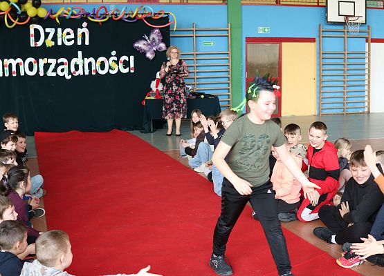 uczeń na czerwonym dywanie prezentuje swój strój