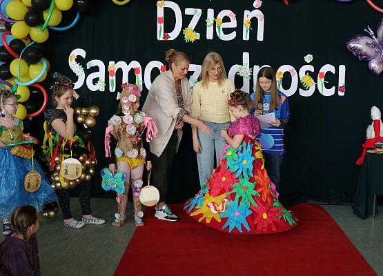 uczennica odbiera dyplom i nagrodę