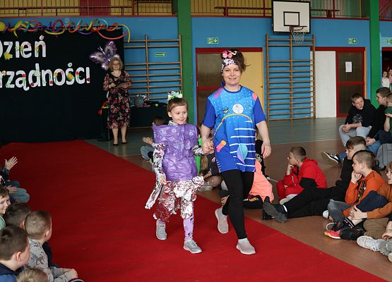 uczennica na czerwonym dywanie prezentuje swój strój