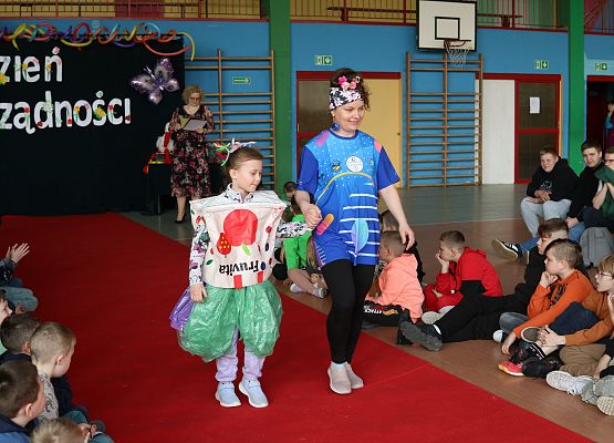 uczennica na czerwonym dywanie prezentuje swój strój