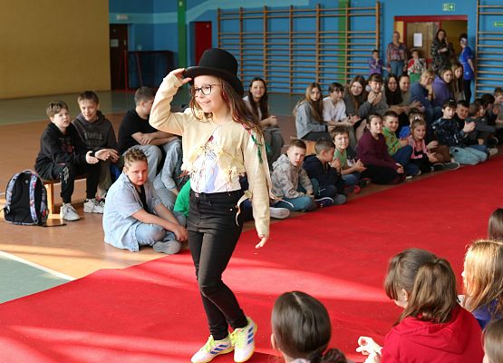 uczennica na czerwonym dywanie prezentuje swój strój