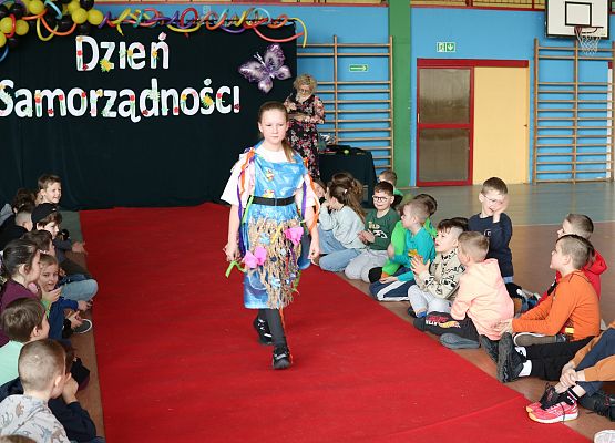 uczennica na czerwonym dywanie prezentuje swój strój