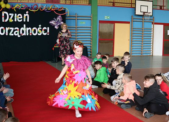 uczennica na czerwonym dywanie prezentuje swój strój