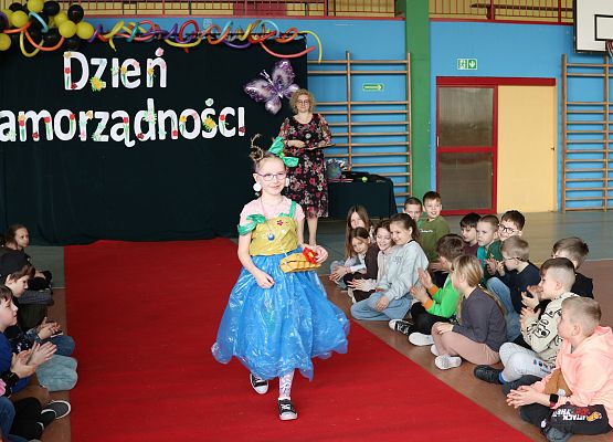 uczennica na czerwonym dywanie prezentuje swój strój