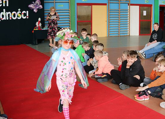 uczennica na czerwonym dywanie prezentuje swój strój