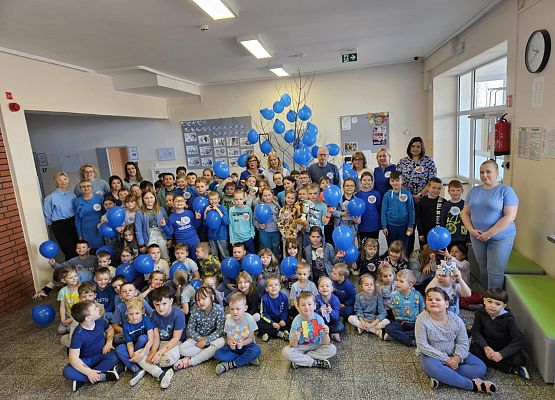 uczniowie i pracownicy szkoły ubrani na niebiesko