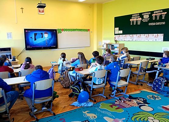 uczniowie na zajęciach o autyzmie