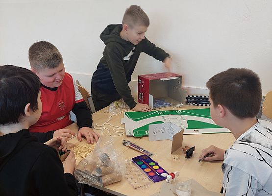 uczniowie pracują w grupach