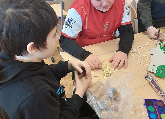 uczniowie pracują w grupach