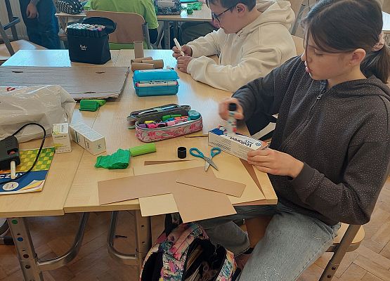 uczniowie pracują w grupach