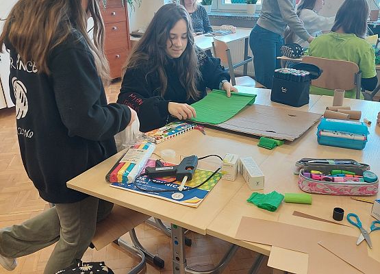 uczniowie pracują w grupach