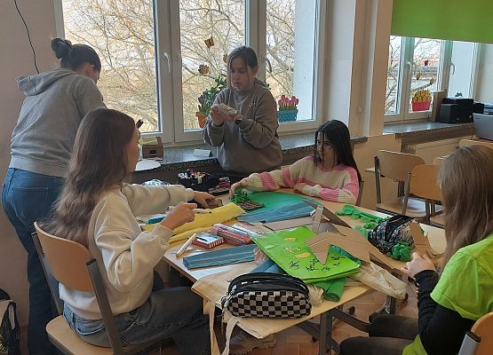 uczniowie pracują w grupach