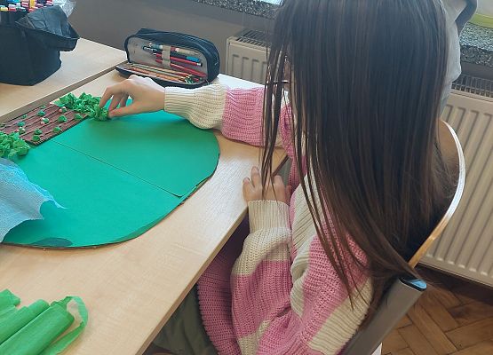 uczniowie pracują w grupach