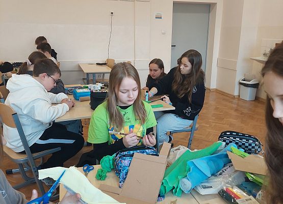 uczniowie pracują w grupach