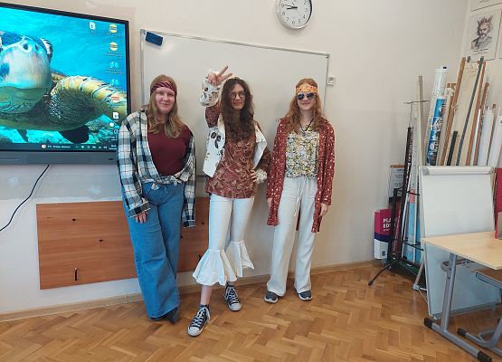 uczniowie prezentują pracę