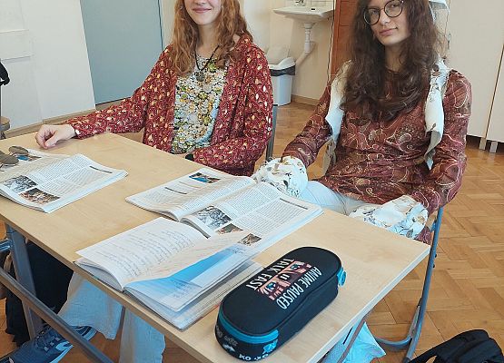 uczennice przebrane za postacie historyczne