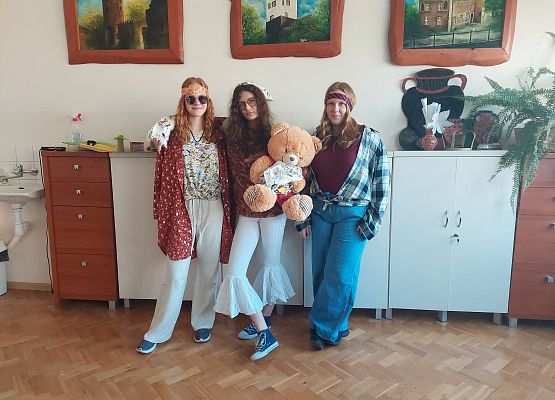 uczennice przebrane za postacie historyczne