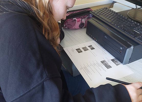 uczennica wykonuje zadanie