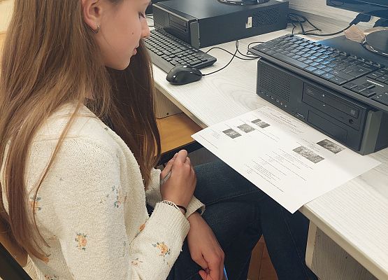 uczennica wykonuje zadanie