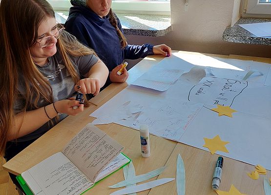 uczennice przy plakacie