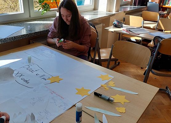 uczennica przy plakacie