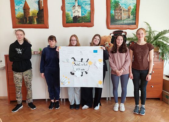 uczniowie prezentują pracę