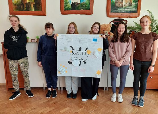 uczniowie prezentują pracę