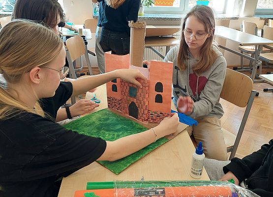 Uczniowie wykonują makietę