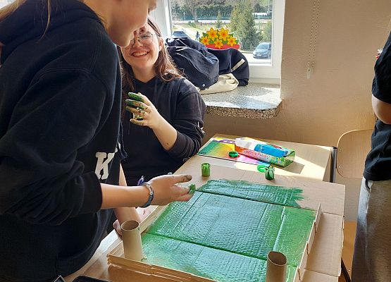 Uczniowie wykonują makietę