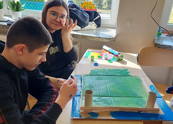 Uczniowie wykonują makietę