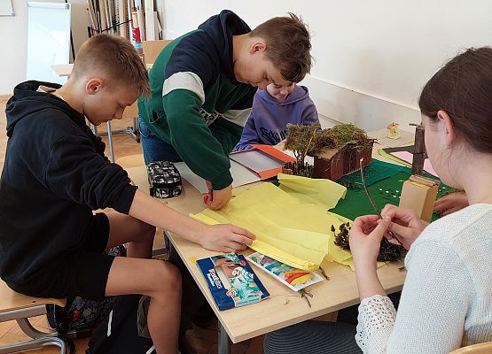 Uczniowie wykonują makietę