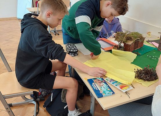 Uczniowie wykonują makietę