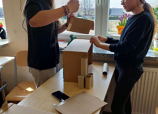 Uczniowie wykonują makietę