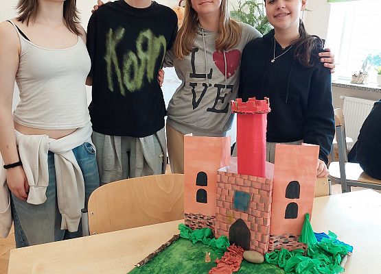 Uczniowie stoją obok makiety