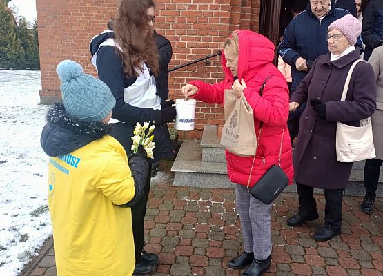 Wolontariusze kwestują przy kościele