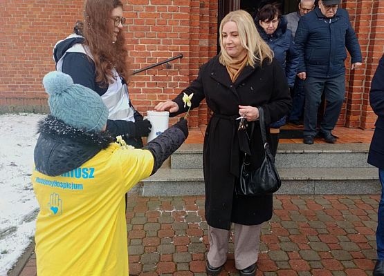 Wolontariusze kwestują przy kościele