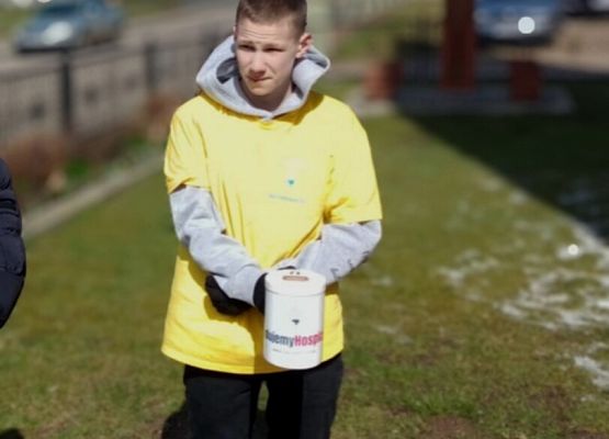 Wolontariusz kwestuje przy kościele