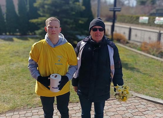 Wolontariusze kwestują przy kościele