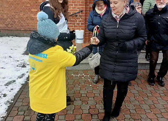 Wolontariusze kwestują przy kościele