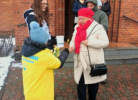 Wolontariusze kwestują przy kościele