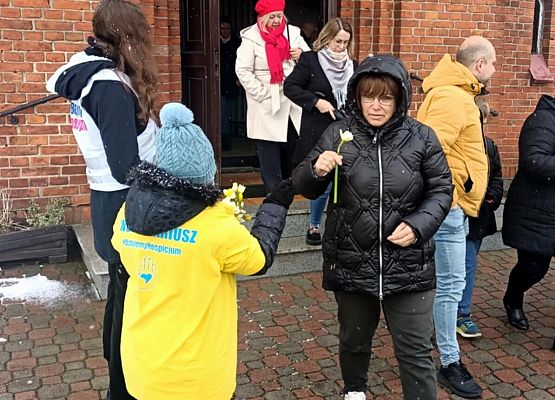 Wolontariusze kwestują przy kościele