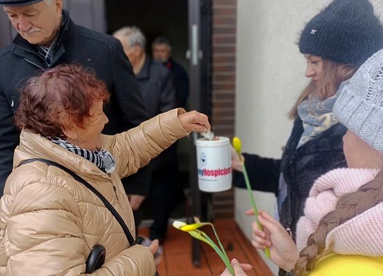 Wolontariusze kwestują przy kościele