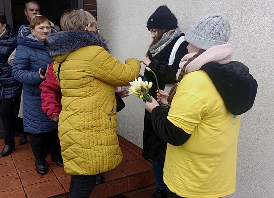 Wolontariusze kwestują przy kościele