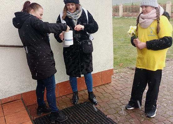 Wolontariusze kwestują przy kościele
