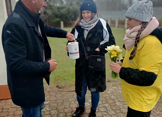 Wolontariusze kwestują przy kościele